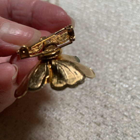 Elegant Gold Flower Brooch with Green Accent - Picture 5 of 8